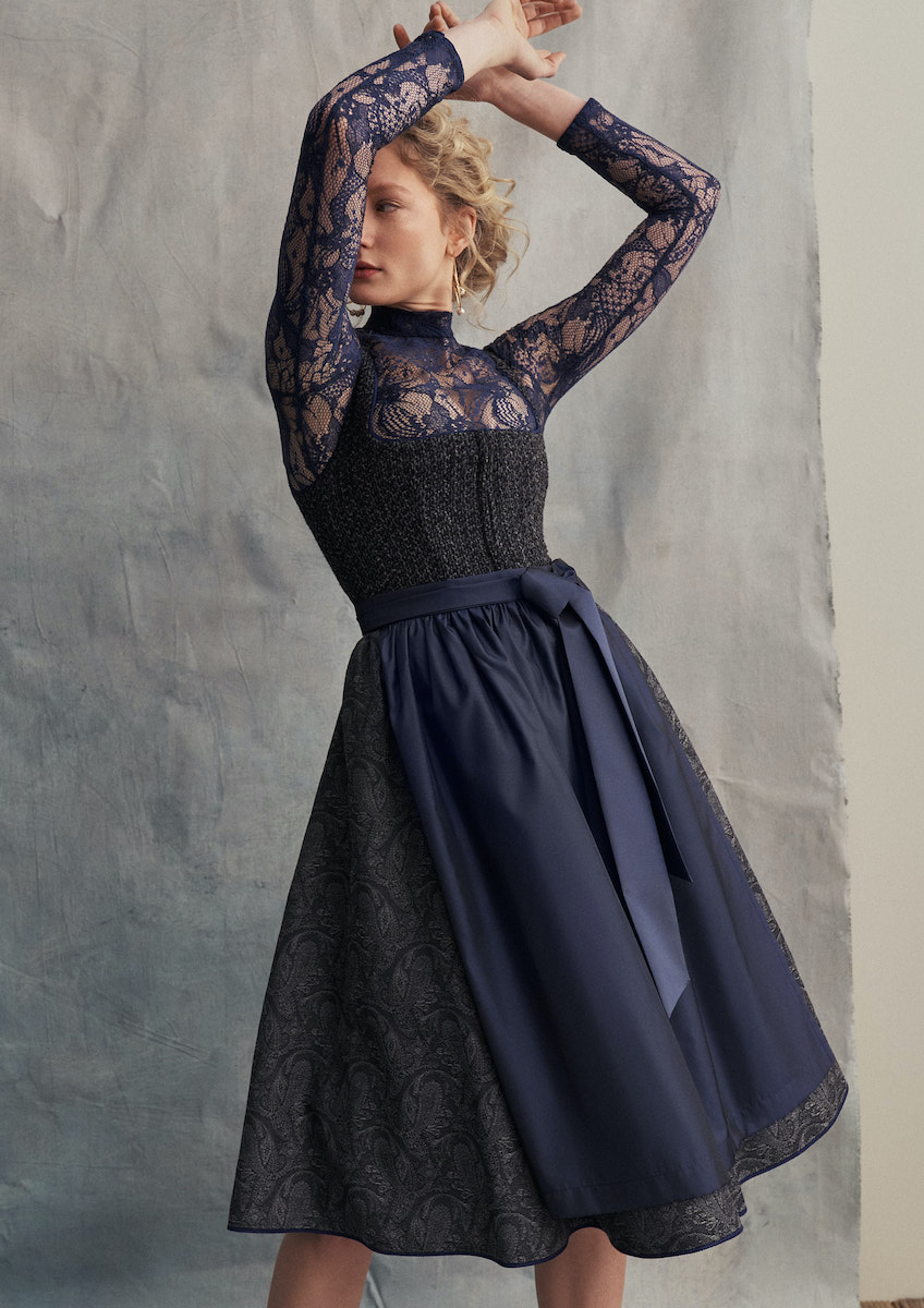 Kinga-Mathe-AW22-Dirndl-3 Kinga Mathe Dirndl dunkelblau Spitze