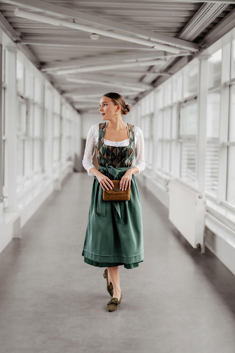 Dirndl & Bluse Wenger Trachten, Tasche Werner Trachten, Schuhe Xaver Luis