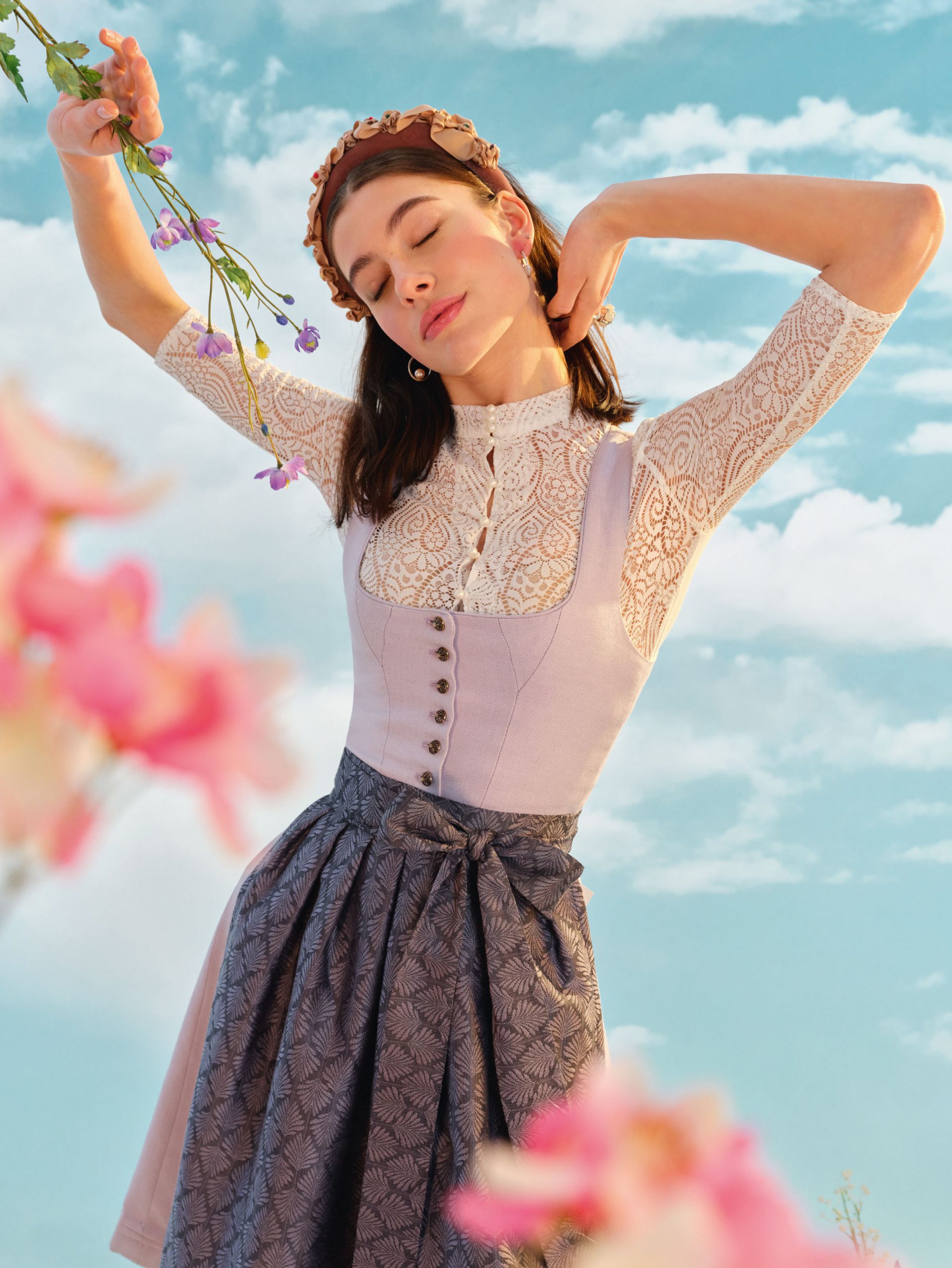 Sorbet-Farben, Spitze und schimmernde Stoffe – diese märchenhaften Dirndl versprühen Charme und gute Laune …
