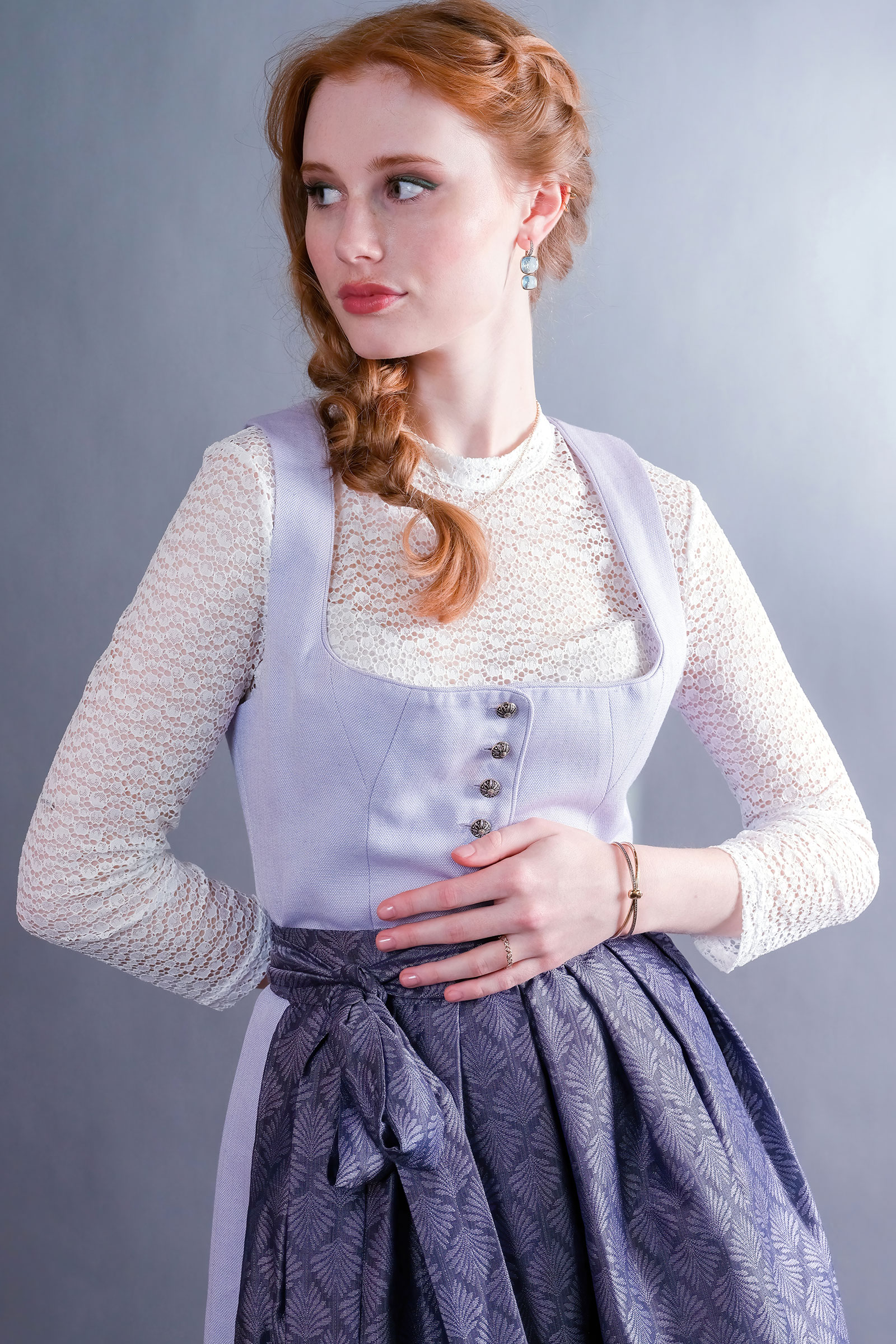 Funkelnder Schmuck und edle Tracht