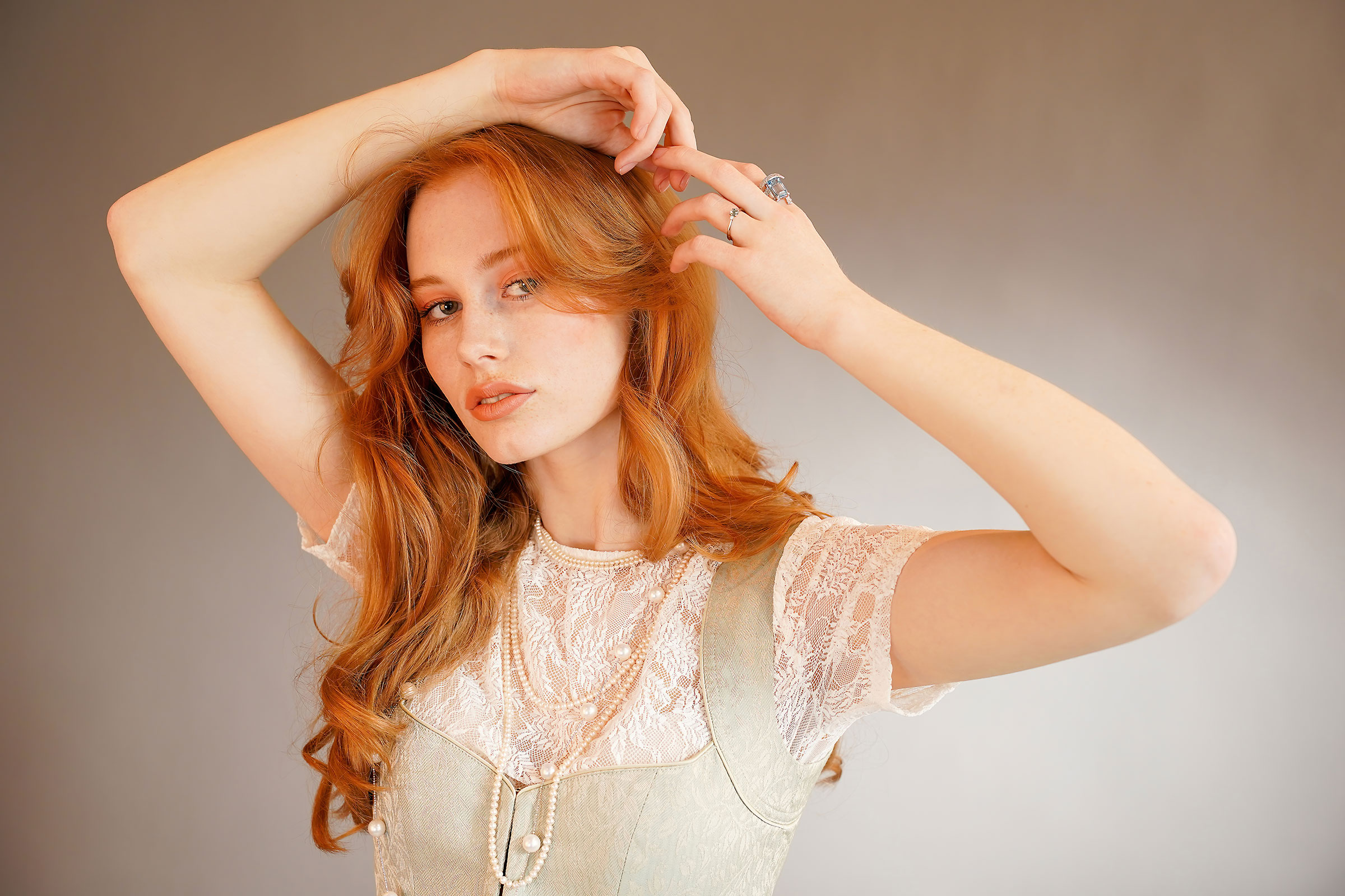 Funkelnder Schmuck und edle Tracht