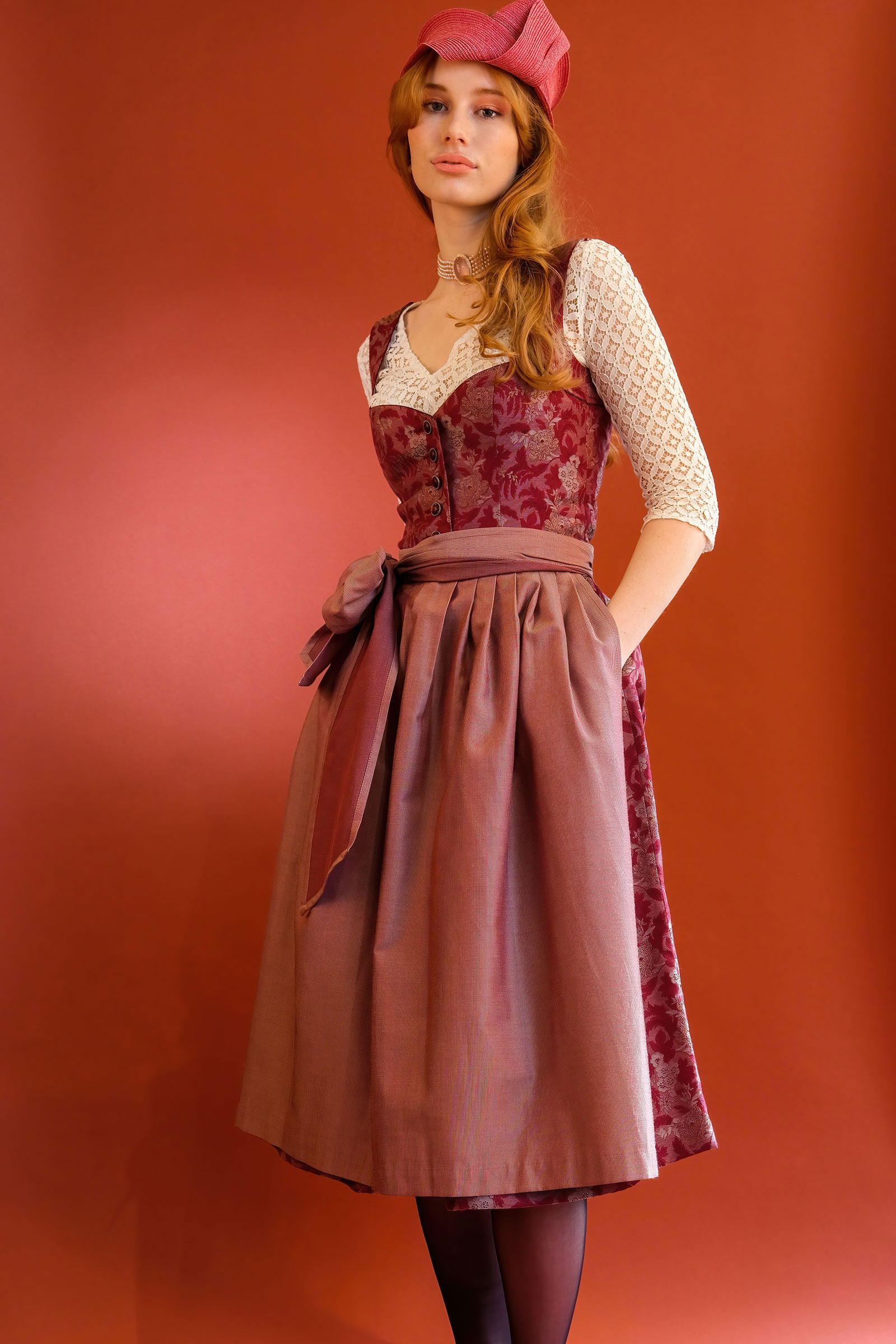 Funkelnder Schmuck und edle Tracht