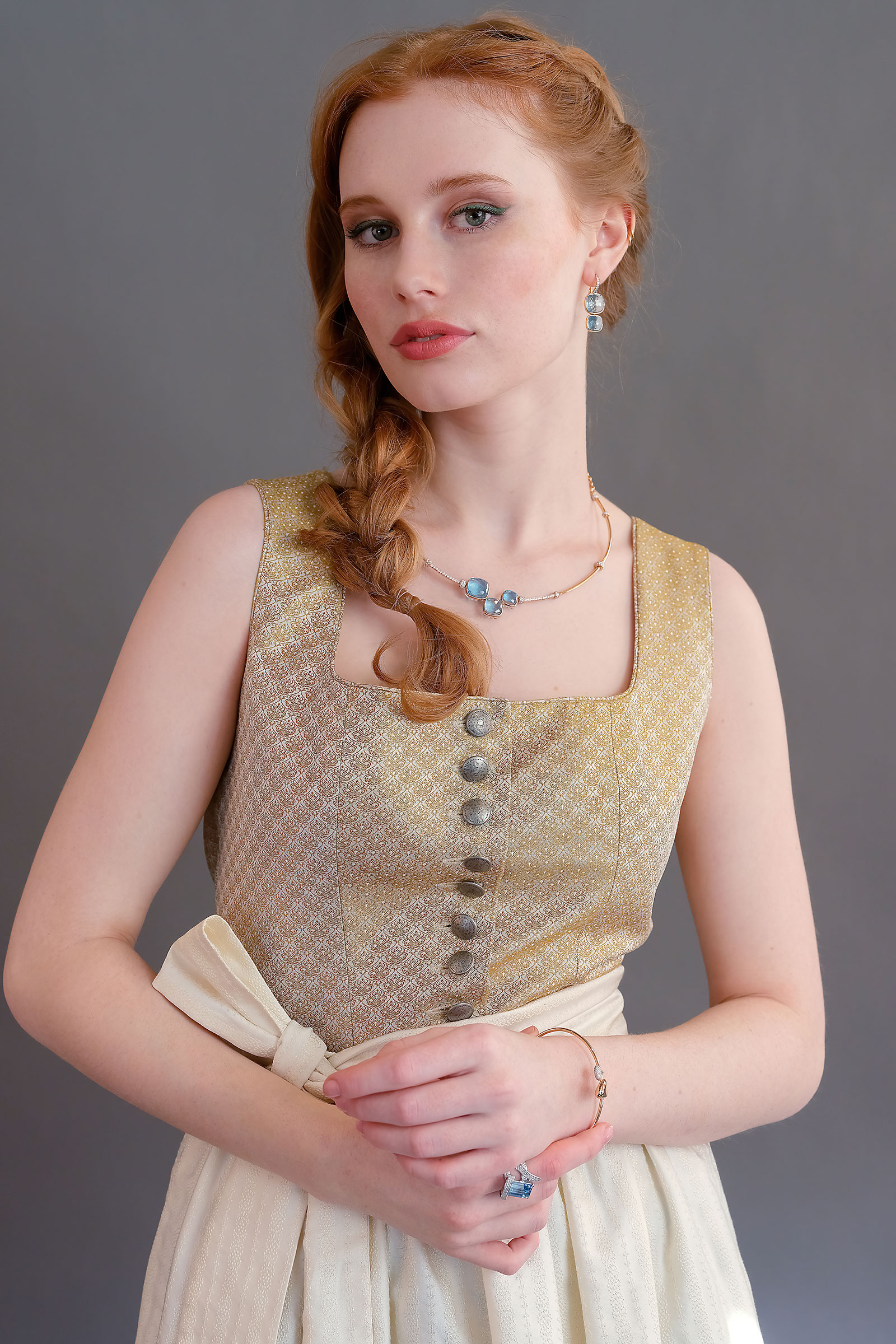 Funkelnder Schmuck und edle Tracht