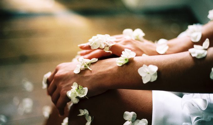 Frühlingsboten und Pflege-Wunder: Blüten sind der angesagte Skincare Trend. Welche in jede Hautpflege-Routine gehören, erklären wir im FESCH-Beauty-Ratgeber.