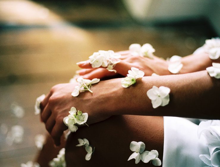 Frühlingsboten und Pflege-Wunder: Blüten sind der angesagte Skincare Trend. Welche in jede Hautpflege-Routine gehören, erklären wir im FESCH-Beauty-Ratgeber.