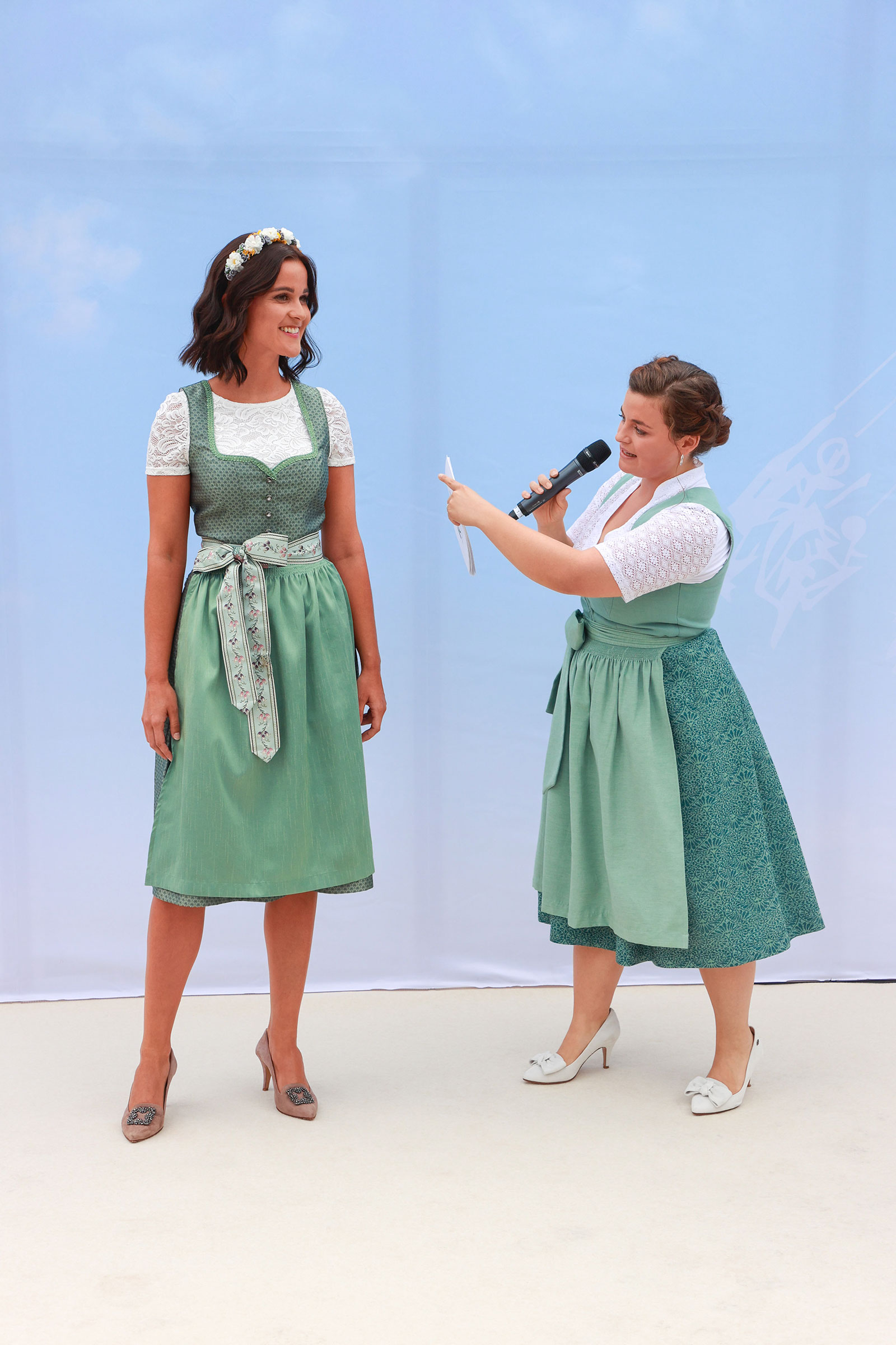 Schauspielerin Ronja Forcher. Trachtentrends 2024 Fesch