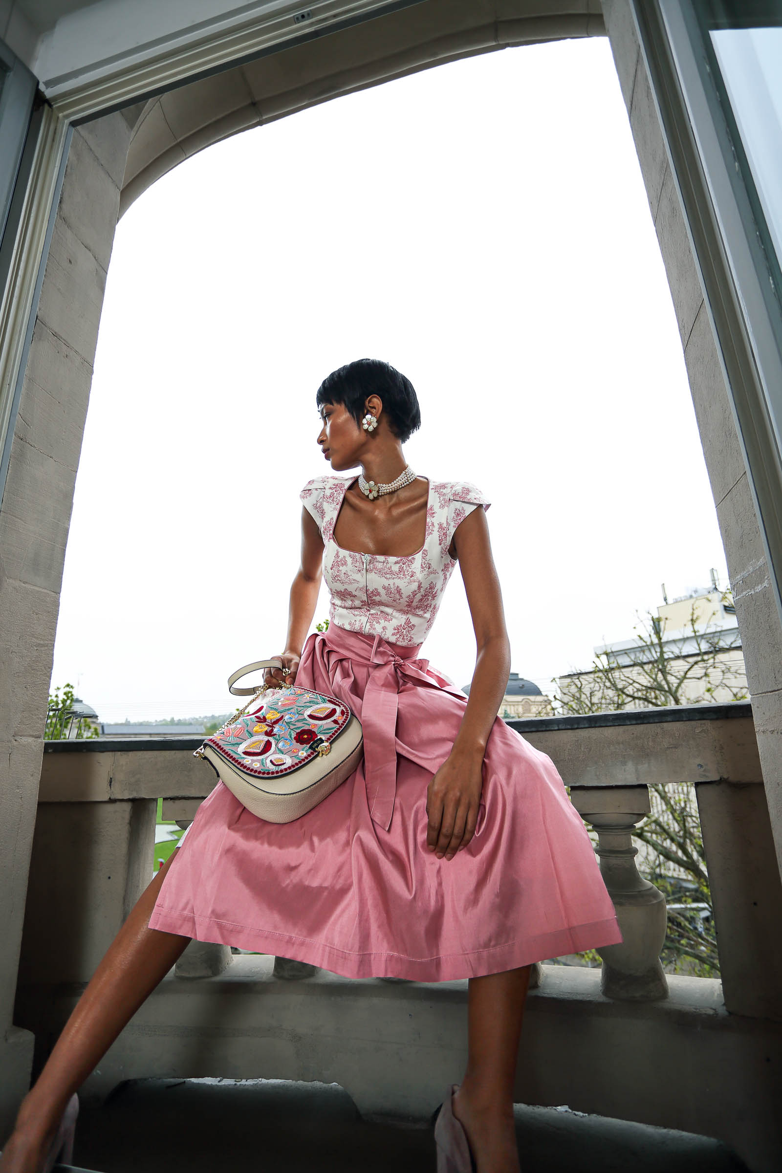 Von Sommerkleid bis Tracht mit Blütendekor Von Sommerkleid bis Tracht mit Blütendekor