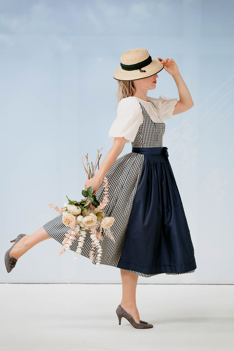 Dirndl und Bluse von Sportalm, Hut von Faustmann, Schuhe von Xaver Luis Schuhmanufaktur.