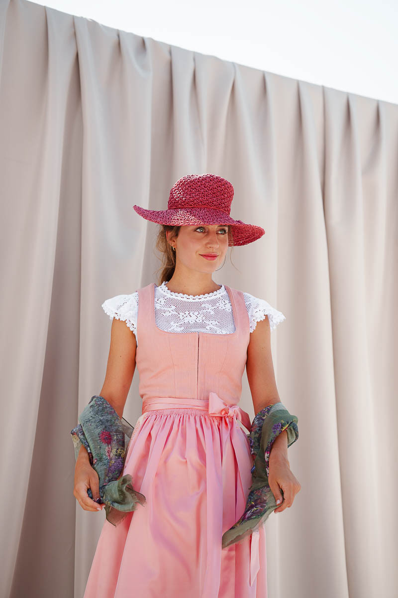 Dirndl und Blusen von Hammerschmid, Hut von Faustmann, Tücher und Tasche Luise Steiner sowie Schuhe von Xaver Luis Schuhmanufaktur.