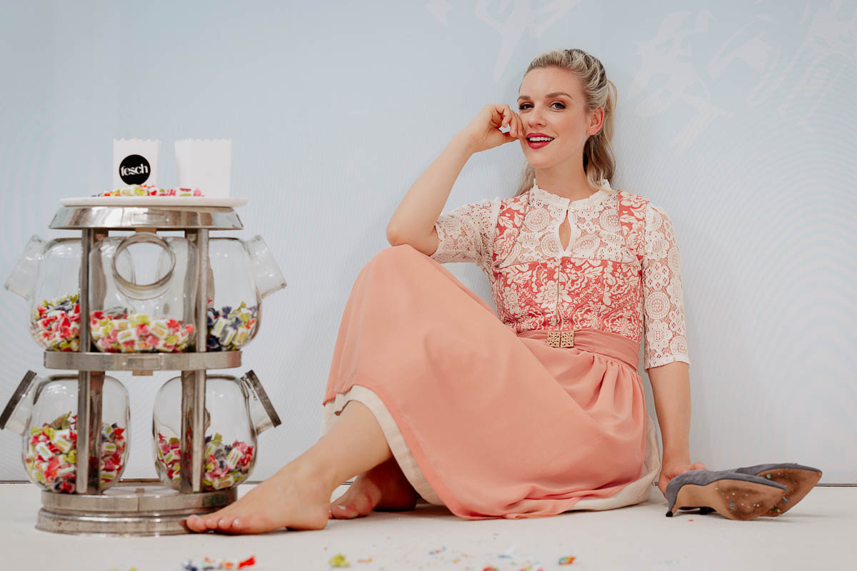 Dirndl & Bluse von Berwin, Schuhe von Xaver Luis Schuhmanufaktur.