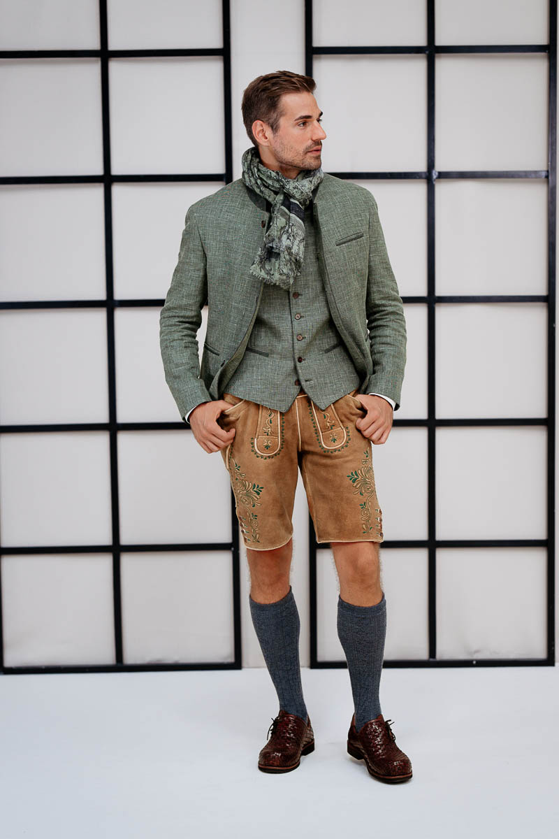 Lederhose, Janker und Gilet von G'weih & Silke, Schal von Luise Steiner, Strümpfe von Strumpf Dirks, Schuhe von Xaver Luis Schuhmanufaktur.