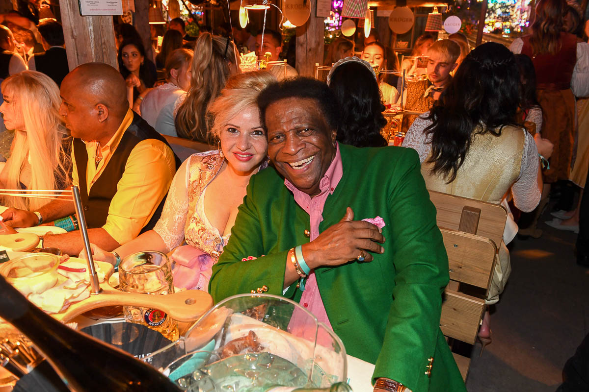 Roberto Blanco mit Frau Luzandra. Foto: Agentur Schneider-Press/W.Breiteneicher