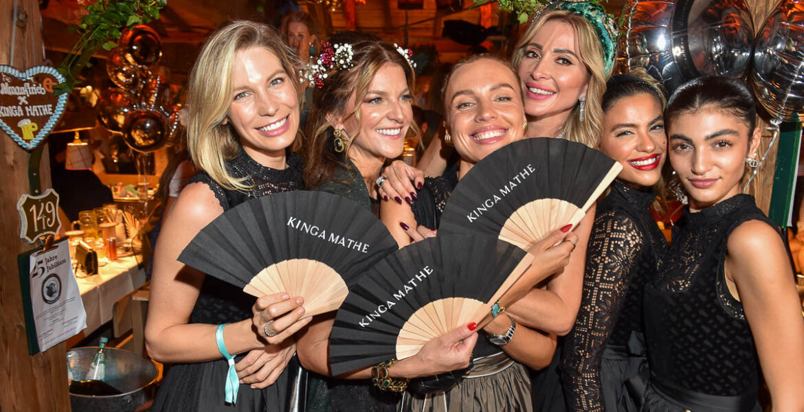 Sarah Brandner, Natalie Lefevre, Viky Rader, Kinga Mathe, Farina Opoku, Soulin Omar, Jessica de Oliveira, Jessica de Oliveira, Janine Wiggert, Stefanie Helen, Soulin Omar 188. Oktoberfest - 25 Jahre Almauftrieb in der Käfer Wiesn-Schänke auf der Theresienwiese in München am 17.09.2023.