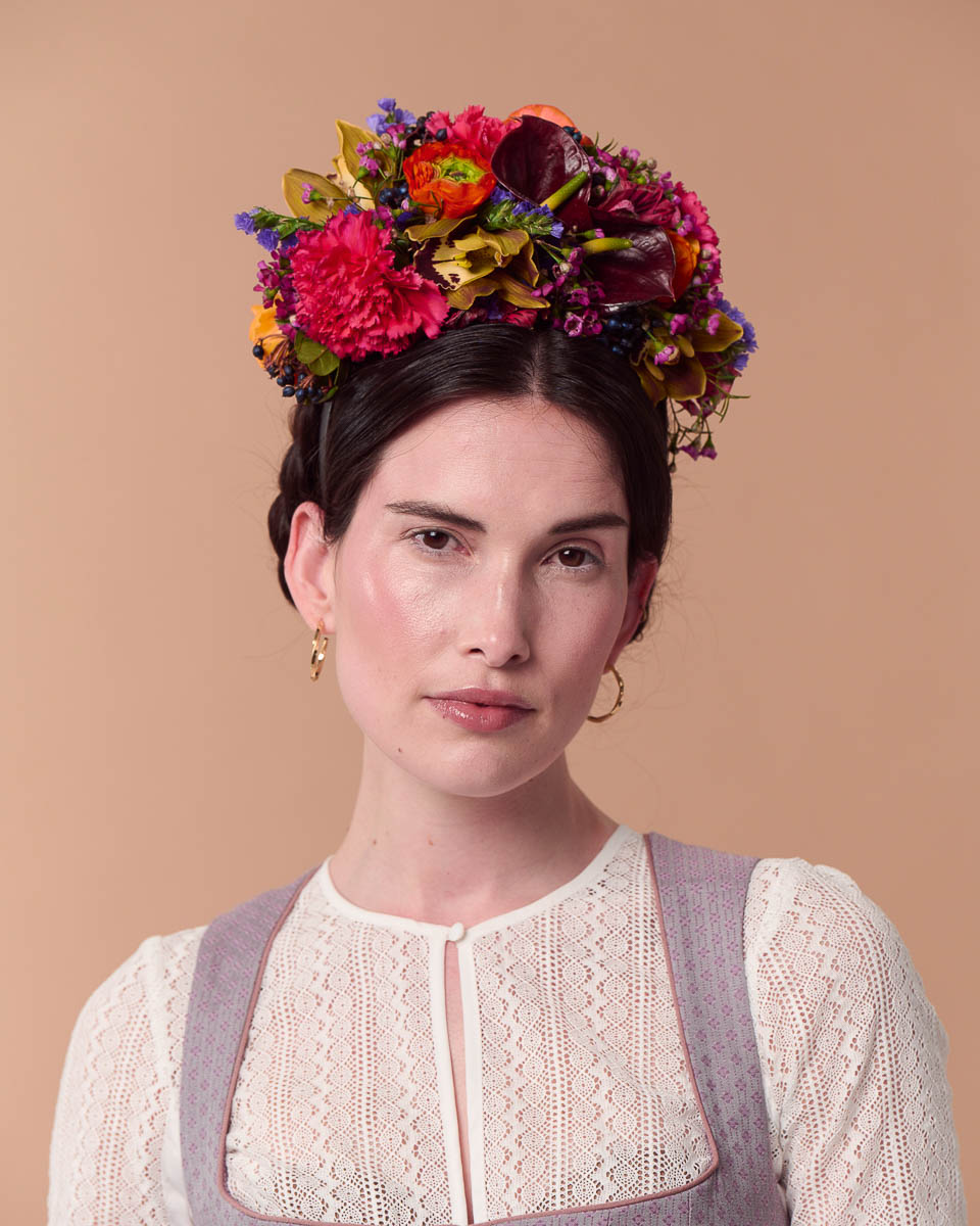 Trachten- und Frisurentrends 2024. Blumenkranz