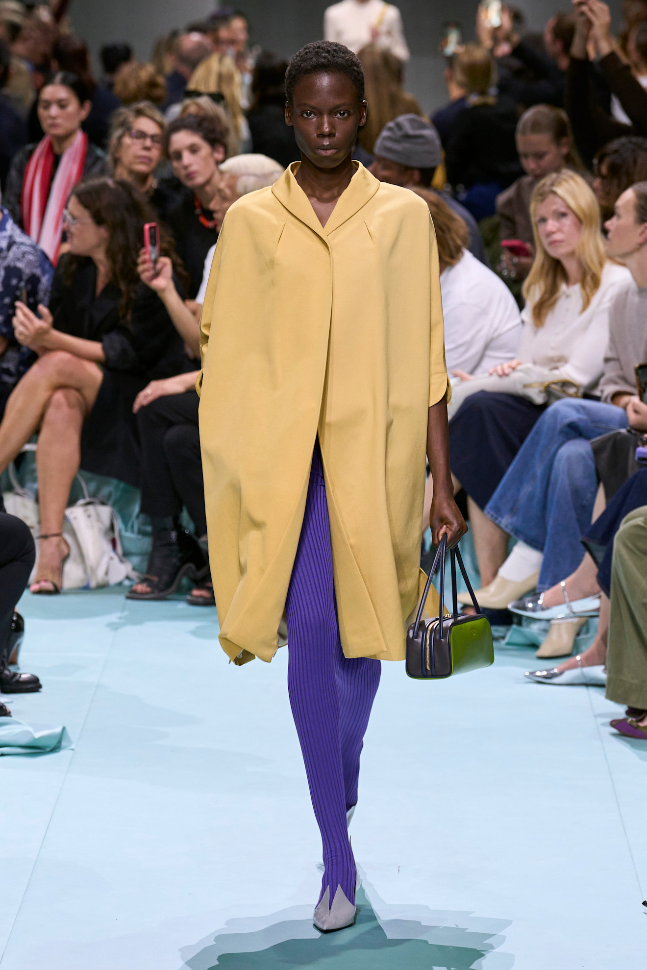 Buttergelb – vom Trend zur Tracht Prada S25 © Foto: launchmetrics.com/spotlight