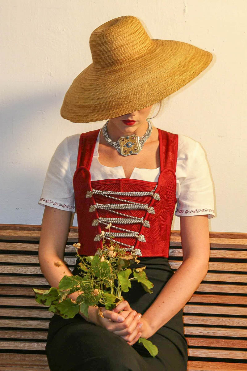 Eva Violetta Dirndl