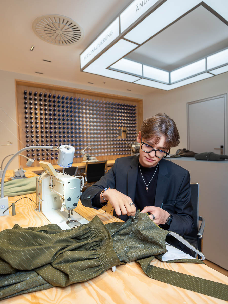 Die hauseigene Schneiderei „b_tailored“ sorgt dafür, dass jedes Trachtenstück perfekt auf individuelle Wünsche abgestimmt ist. Ob dezente Anpassung oder aufwendige Änderung – jedes Detail wird mit höchster Sorgfalt und handwerklichem Können umgesetzt. So sitzen Dirndl, Janker und Lederhose nicht nur wie maßgeschneidert, sondern bieten auch spürbar mehr Tragekomfort.