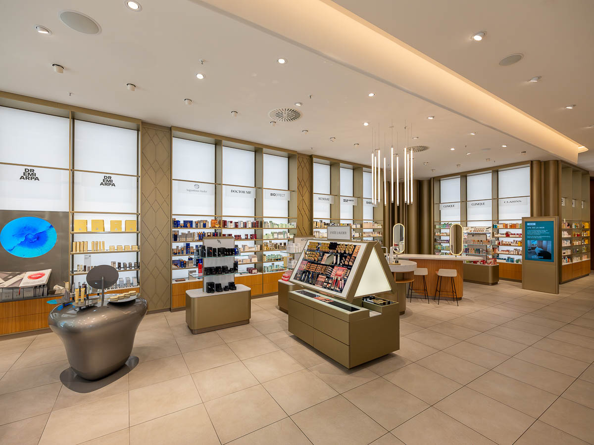 Im Erdgeschoss lädt eine großzügig gestaltete, lichtdurchflutete Beauty-Fläche zum Entdecken und Ausprobieren ein. Neben renommierten Marken wie Chanel, Charlotte Tilbury und La Mer setzt Breuninger hier einen besonderen Fokus auf exklusive Nischendüfte. Für dieses außergewöhnliche Konzept wurde die Fläche im Mai von der Fragrance Foundation Deutschland zur besten Parfümerie Deutschlands ausgezeichnet.