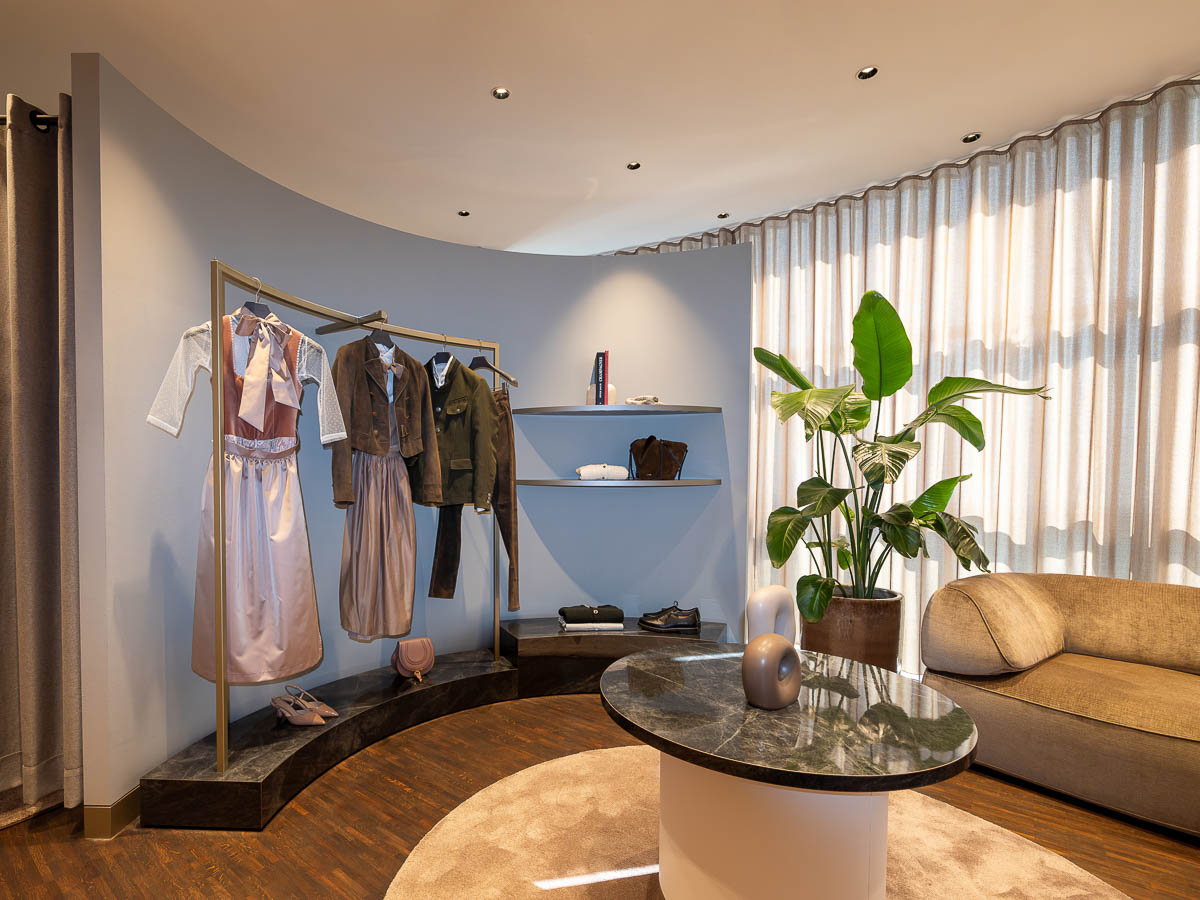 Der Special Service von Breuninger bietet eigene private Suiten und eine individuelle Beratung, die keine Wünsche offenlässt. Ob Hochzeit, Jubiläum oder ein bedeutender Termin – in geschützter Atmosphäre entstehen maßgeschneiderte Outfits für unvergessliche Momente. Ein Service, der sich ganz auf die individuellen Bedürfnisse der Kundinnen und Kunden einstellt – diskret, stilvoll und mit höchstem Anspruch.