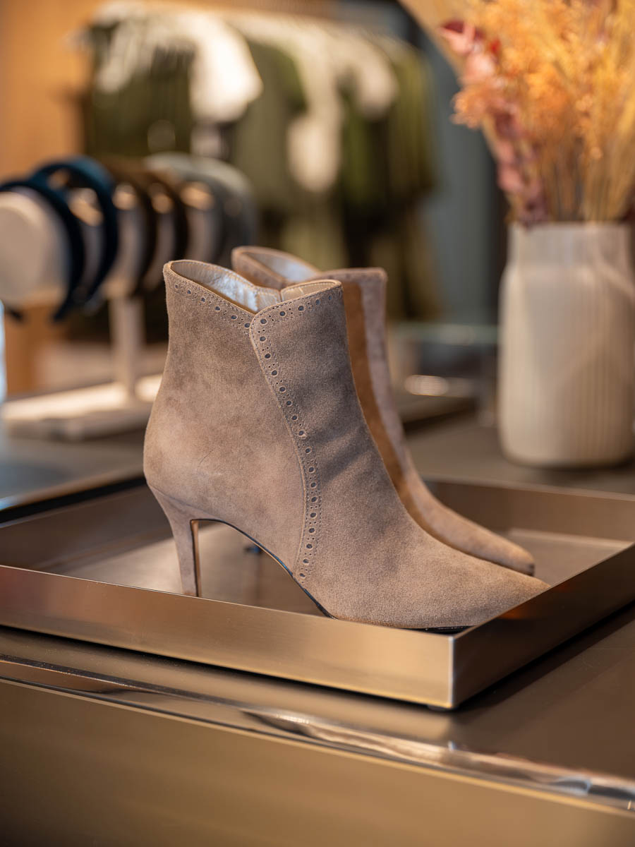 Hochwertige Schuhe und edle Accessoires machen jedes Trachten-Outfit komplett. Ob klassisch, modern oder extravagant – hier findet sich das passende Zubehör für jeden Stil und Anlass.