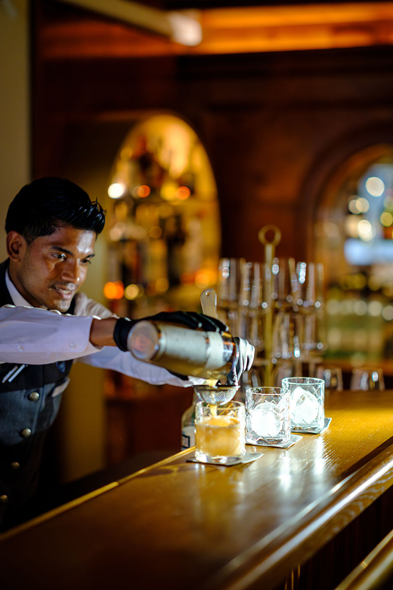 Ali Fozor Azad Miah von der Kaminbar des Eibsee Hotels