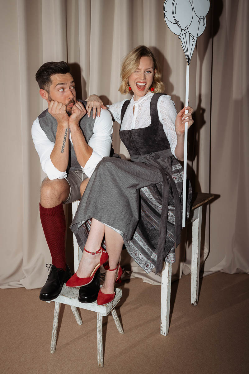 Victoria Ohrringe von CERWENKA, Look von BERWIN, Schuhe von CINDERELLA’S Mitja Look von KRÜGER, Kniestrümpfe von LUISE STEINER, Haferlschuhe von MEI SCHUA!