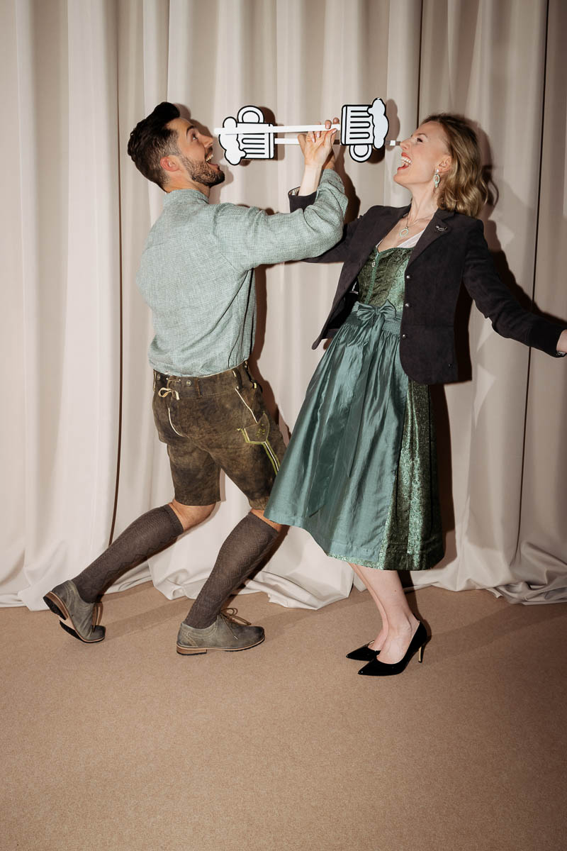 Victoria Look von SPIETH & WENSKY, Schmuck von LUISE STEINER, Pumps von HÖGL Mitja Pfoad von AUMÜHLE, Lederhose von BUFLER, Kniestrümpfe von LUSANA, Schuhe von MEI SCHUA!