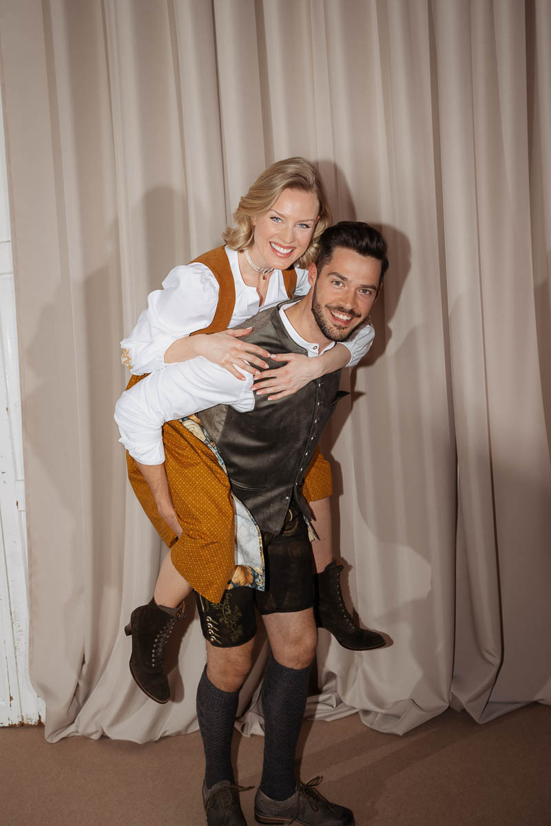 Victoria Collier von GOETTGEN, Bluse von WALDORFF, Dirndl von WALLNIGG, Boots von HALFS Mitja Look von KRÜGER, Kniestrümpfe von LUISE STEINER, Schuhe von MEI SCHUA!