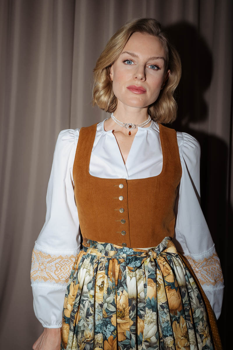 Victoria Collier von GOETTGEN, Bluse von WALDORFF, Dirndl von WALLNIGG, Boots von HALFS