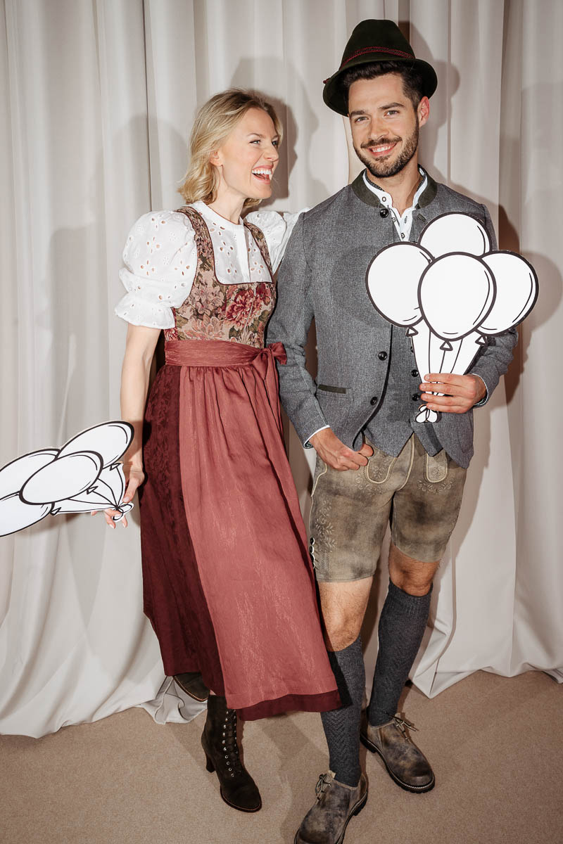 Victoria Hut von FAUSTMANN, Dirndl von MADAME MARIE Mitja Look von SPIETH & WENSKY