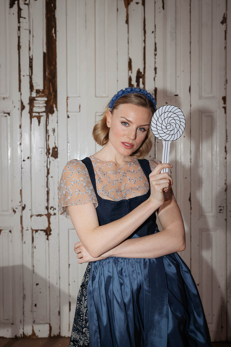 Victoria Bluse von WALDORFF, Haarreif von CERWENKA, Dirndl von WALLNIGG, Schuhe von CINDERELLA’S