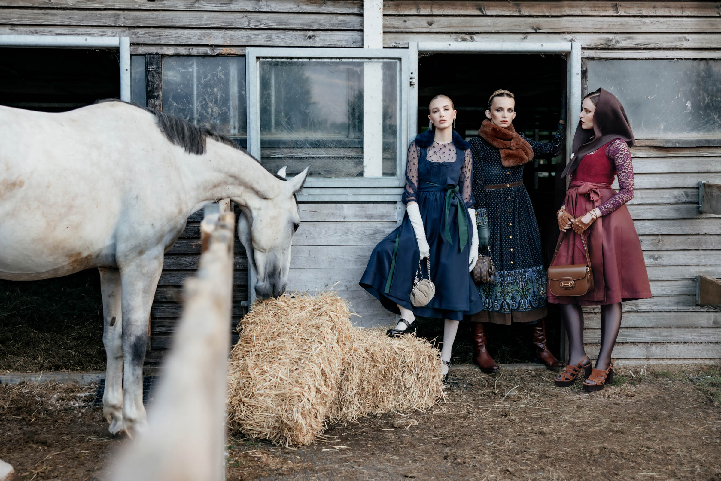 Roots & Runways: Bayerische Tracht trifft moderne Couture LaRoccaPhoto Auf einem abgelegenen Pferdehof entsteht eine kraftvolle Vision: Roots & Runways verwandelt traditionelle Tracht in Couture. Sinnlich, stark, zeitlos – Mode, die Freiheit atmet und Tradition in die Zukunft trägt.