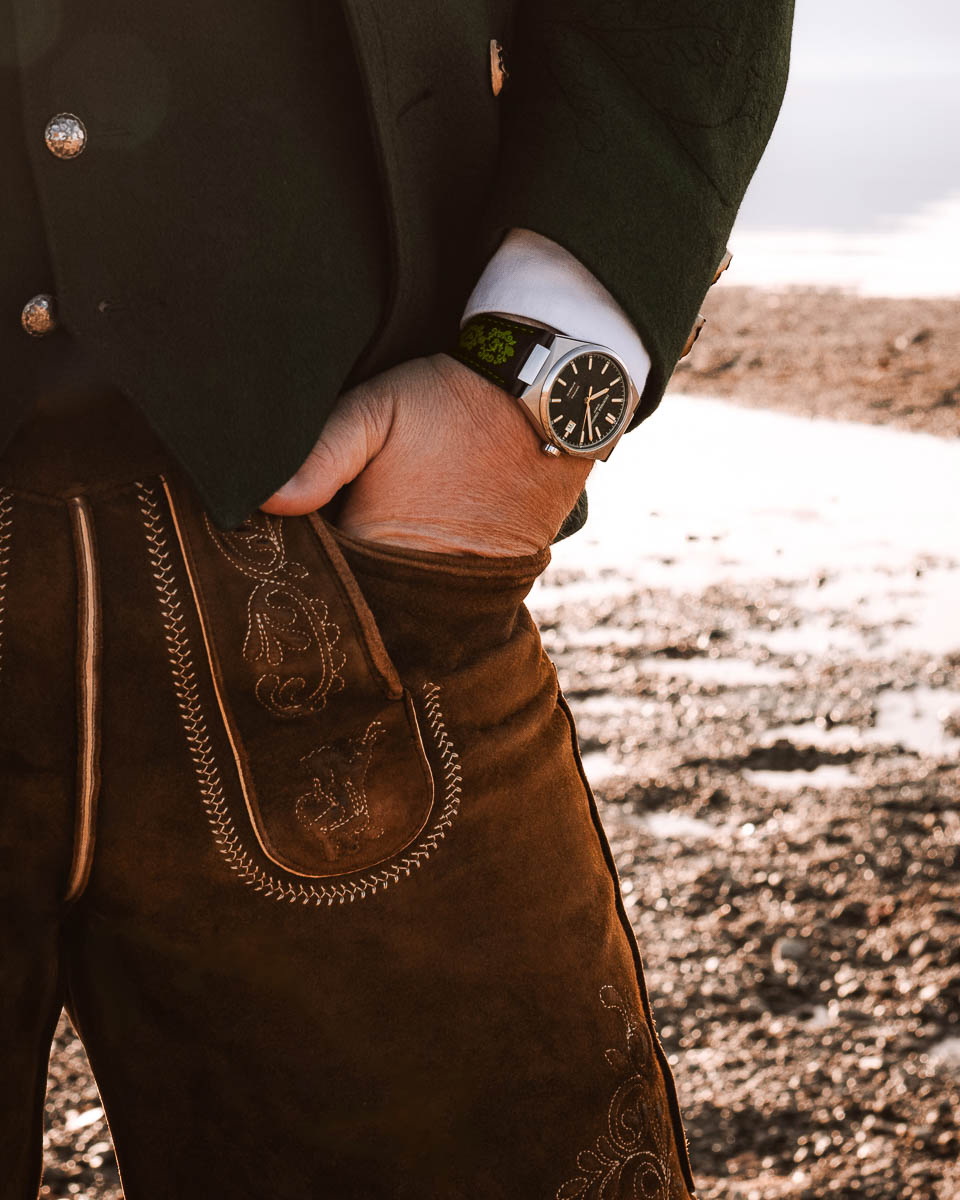 Im Inneren arbeitet das COSC-zertifizierte Automatikwerk FC-303 – swiss made Präzision für höchste Ansprüche.