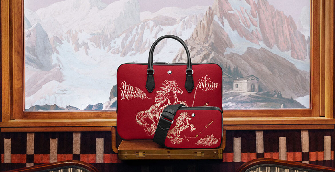 Rote Lederhandtasche und Crossbody-Bag von Montblanc mit goldener Pferdeillustration vor alpiner Bergkulisse im Jahr des Feuer-Pferdes 2026.