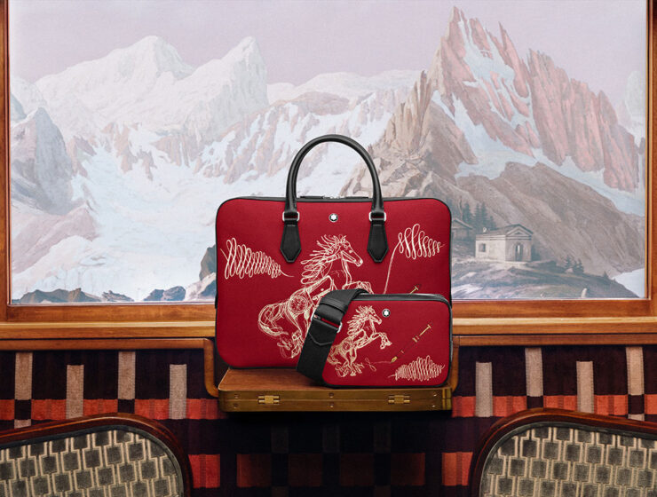 Rote Lederhandtasche und Crossbody-Bag von Montblanc mit goldener Pferdeillustration vor alpiner Bergkulisse im Jahr des Feuer-Pferdes 2026.