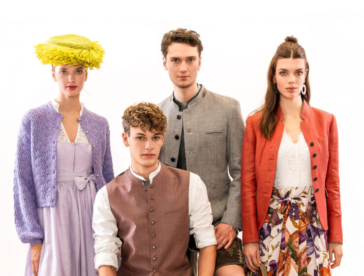 Tracht Trends 2026 mit zarten Farben, Strickjacke, floralem Rock und modernen Trachtenjacken – alpine Mode neu interpretiert.