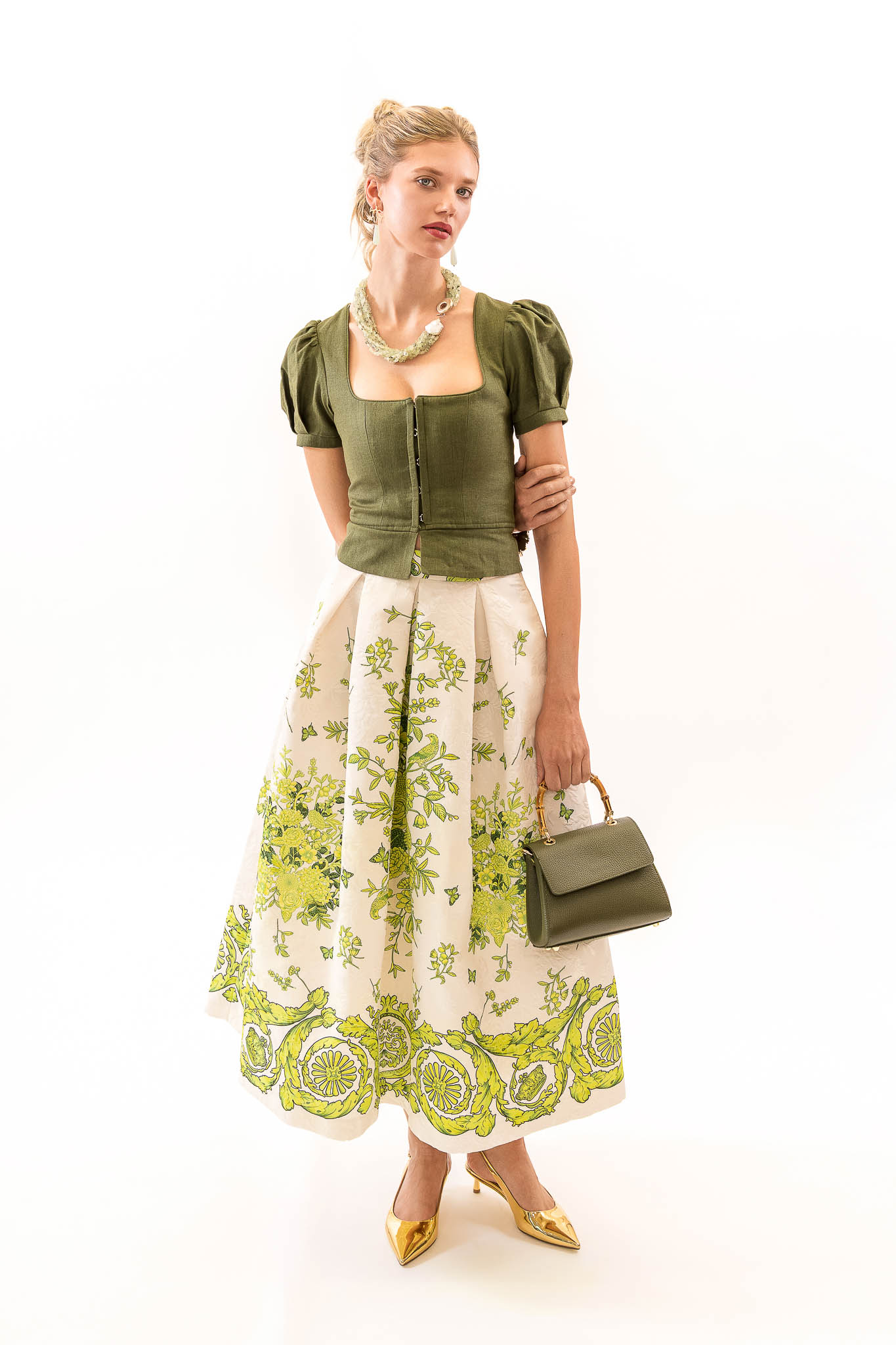 Dirndl mit floralem Rock und grüner Bluse Dirndl mit floralem Rock und grüner Bluse – Tracht Trends Frühjahr Sommer 2026.