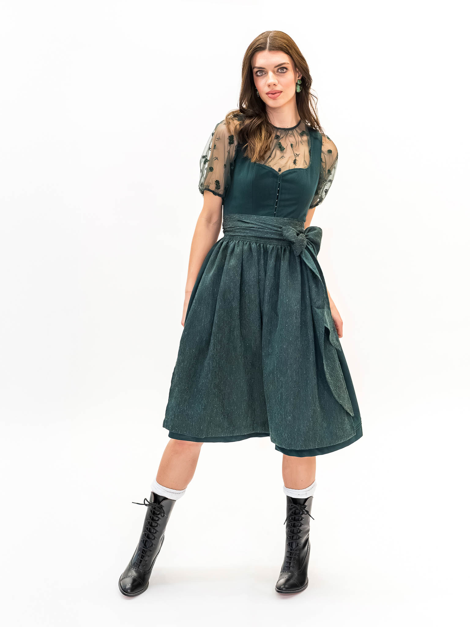Grünes Dirndl mit transparenter Bluse Elegantes Dirndl in Dunkelgrün mit transparenter bestickter Bluse – Dirndl Trend Frühjahr Sommer 2026.