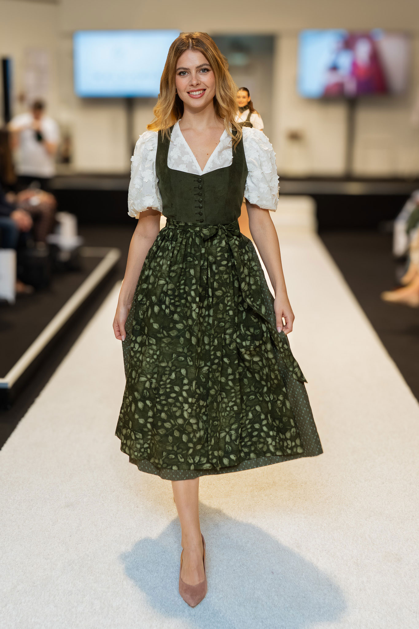 Grünes Dirndl mit floraler Schürze – Trachtentrends 2026/27