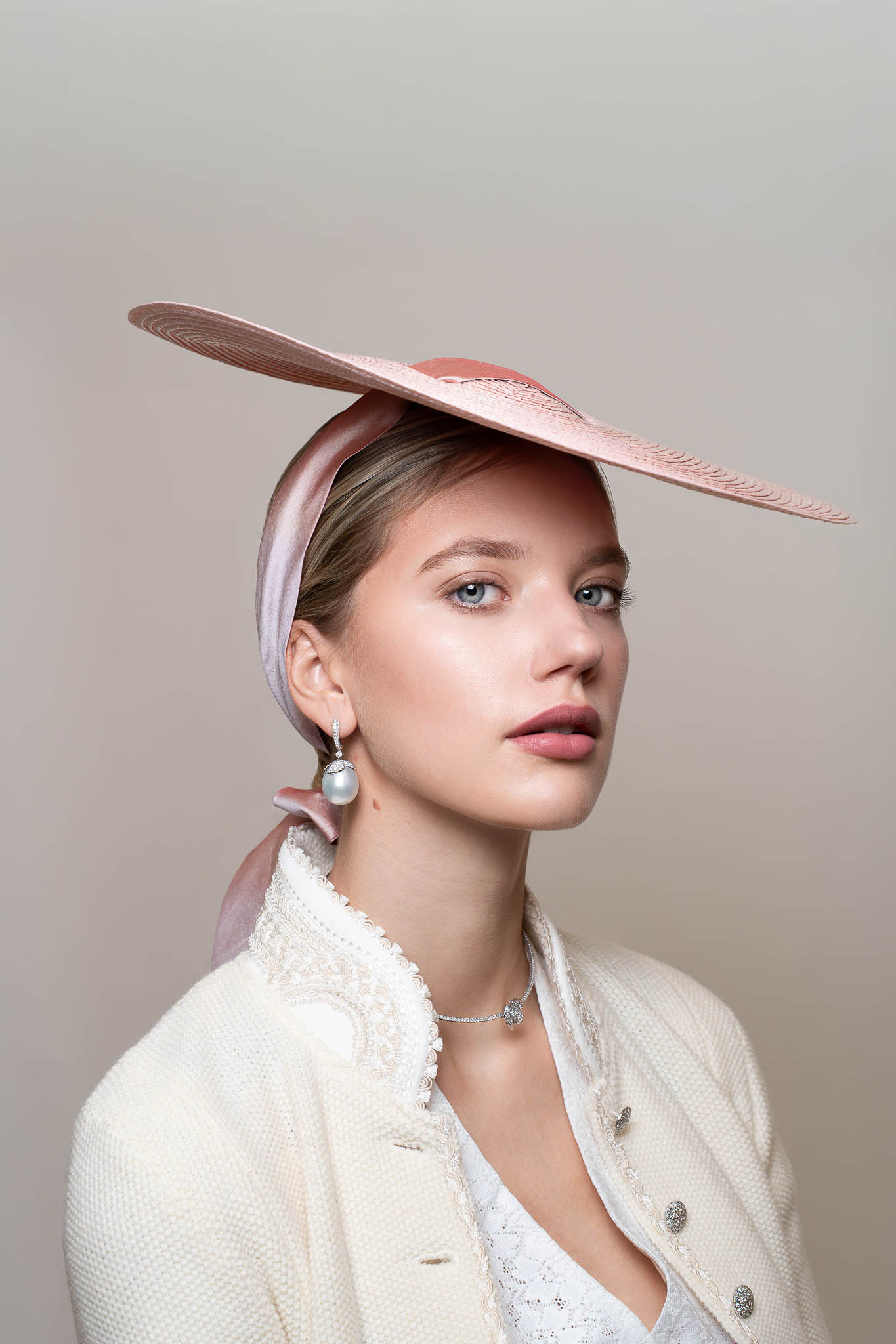 Eleganter Dirndl-Look mit Hut und Perlenschmuck Eleganter Trachtenlook mit Dirndl, Hut und Perlenohrringen – Dirndl Trends Frühjahr Sommer 2026.