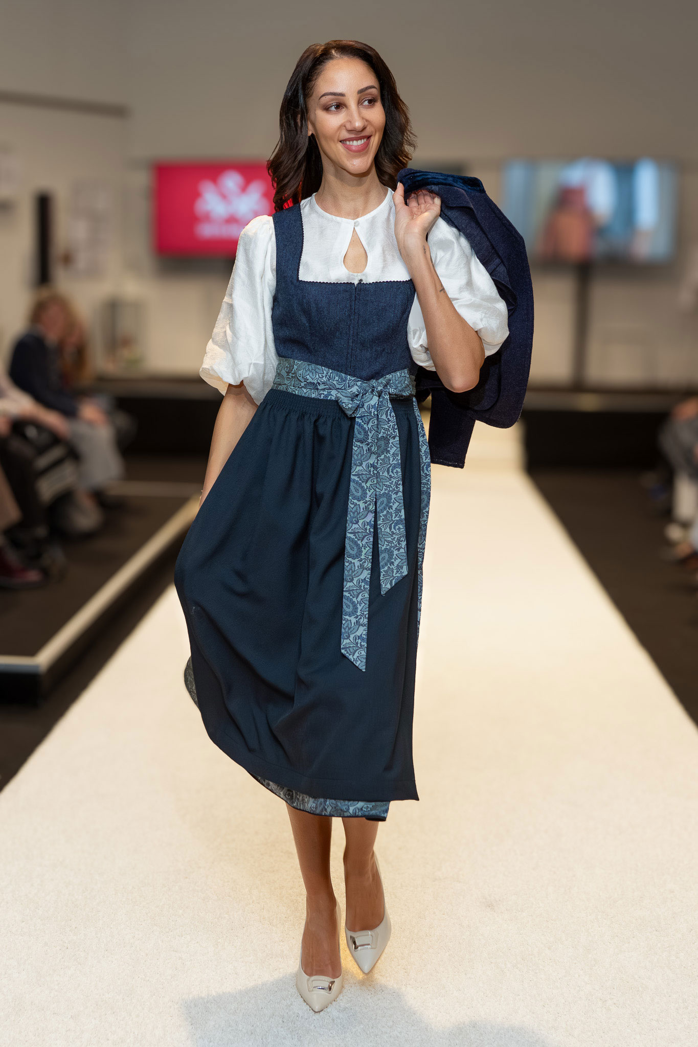 Blaues Dirndl mit Schürze – Dirndl Trends 2026 Trachtenmode