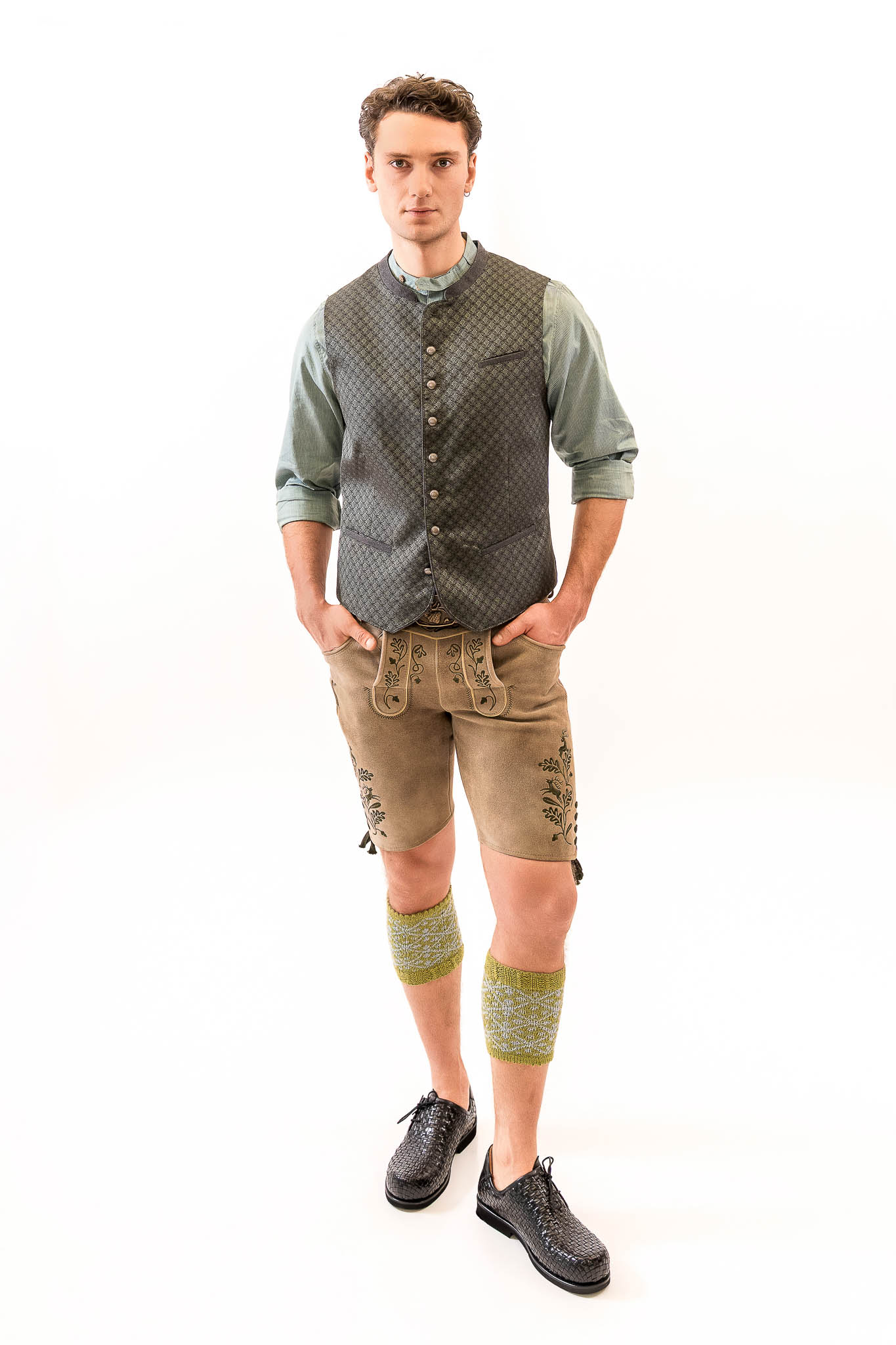 Herren-Tracht mit Lederhose und gemusterter Weste Moderner Herrenlook mit Lederhose, Trachtenweste und Hemd – Lederhose Trend Frühjahr Sommer 2026.