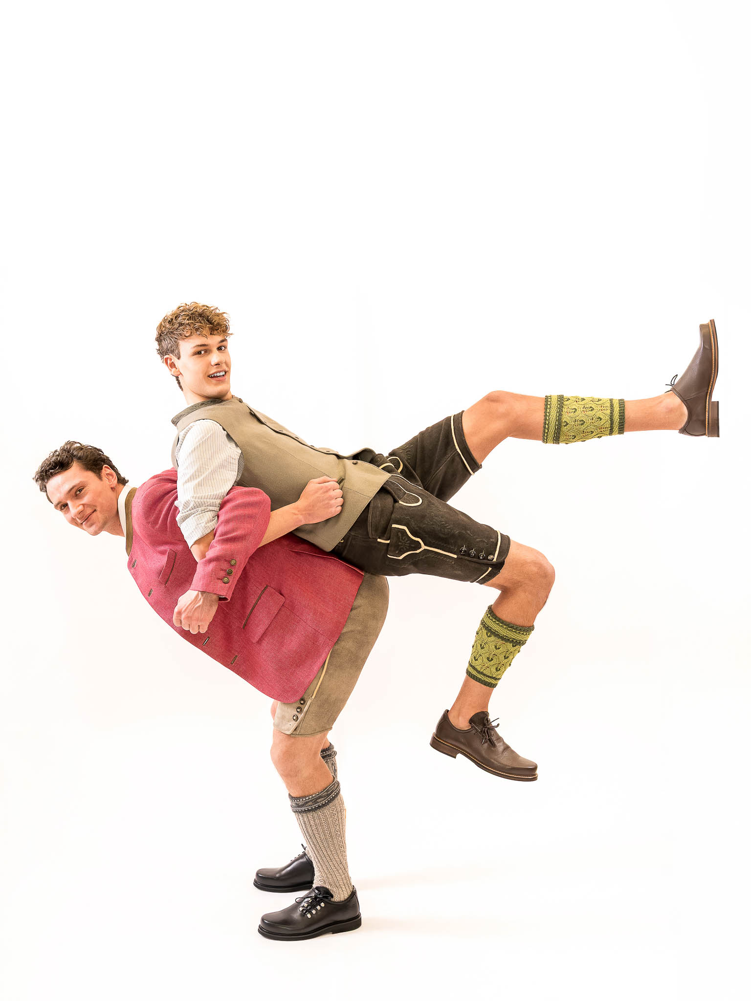 lederhose trend 2026 moderne herren tracht Moderne Herren-Tracht mit Lederhose, Weste und Trachtensakko – junger Trachtenlook Frühjahr Sommer 2026.