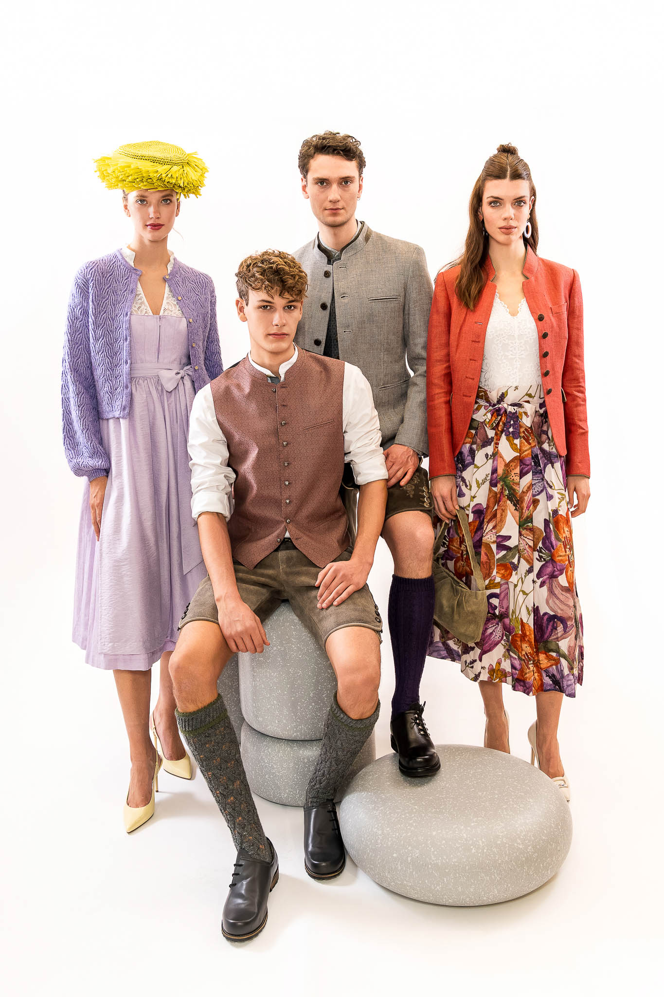 Moderne Trachtenlooks mit Dirndl und Lederhose – Trends Frühjahr/Sommer 2026 Models präsentieren moderne Trachtenlooks mit Dirndl und Lederhose in frischen Farben und neuen Silhouetten – Tracht Trends Frühjahr Sommer 2026.