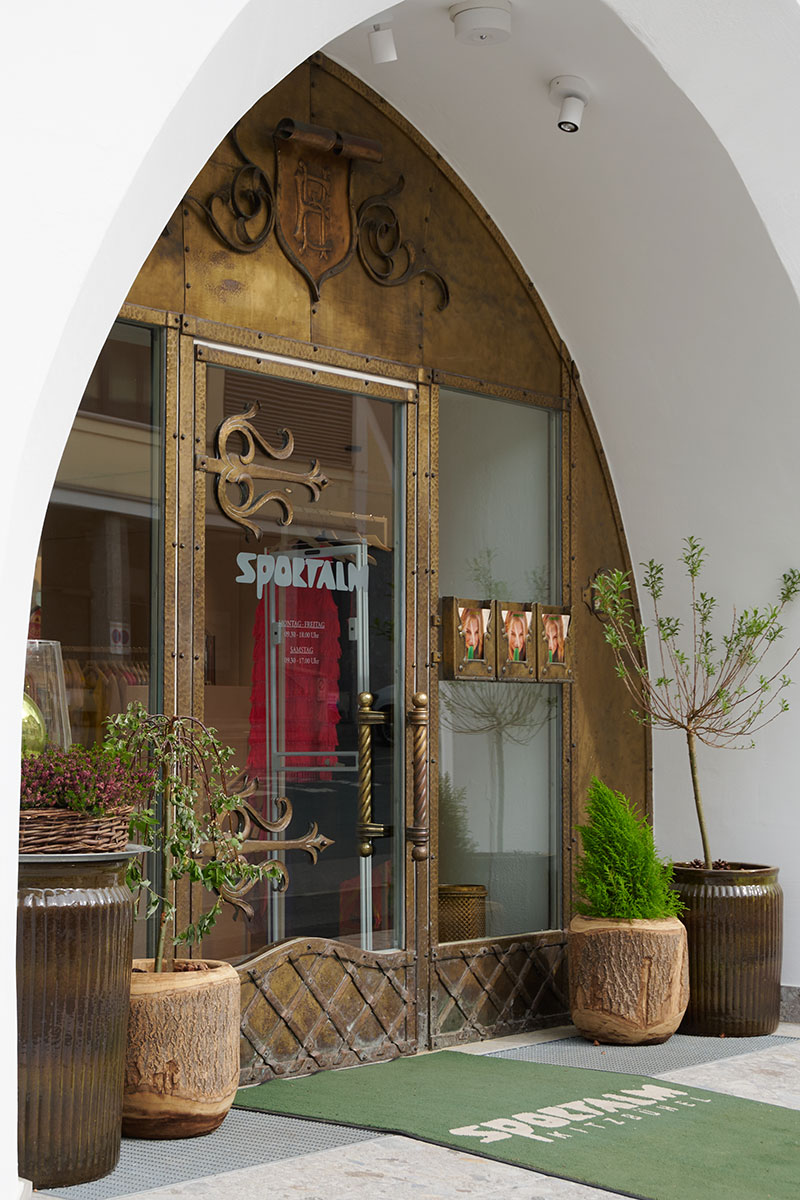 Eingang des Sportalm Stores in Kitzbühel mit charakteristischem Boutique-Design der österreichischen Modemarke