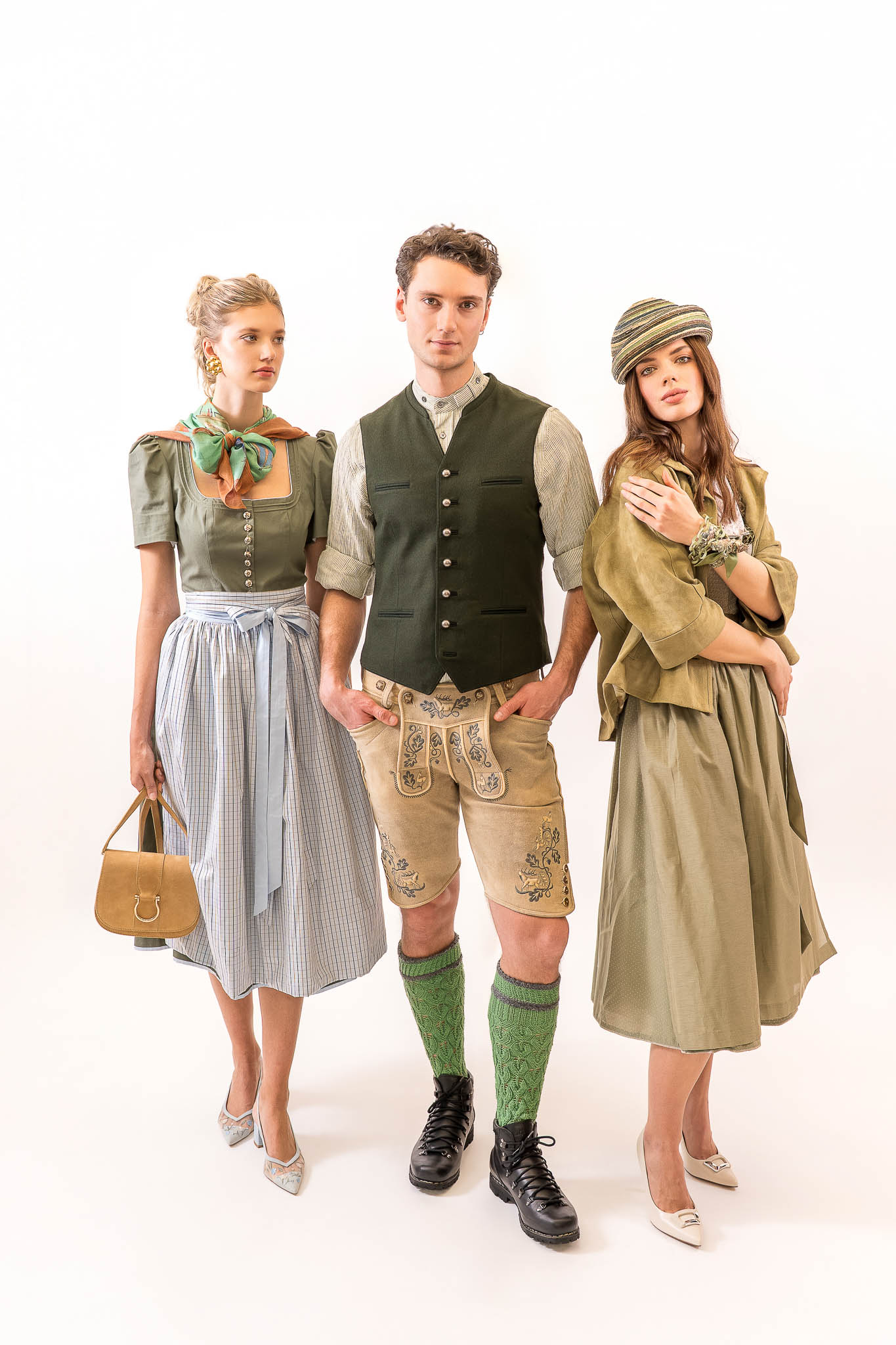 Moderne Trachtenlooks für Damen und Herren Dirndl und Lederhose in modernen Trachtenlooks – alpine Mode Frühjahr Sommer 2026.
