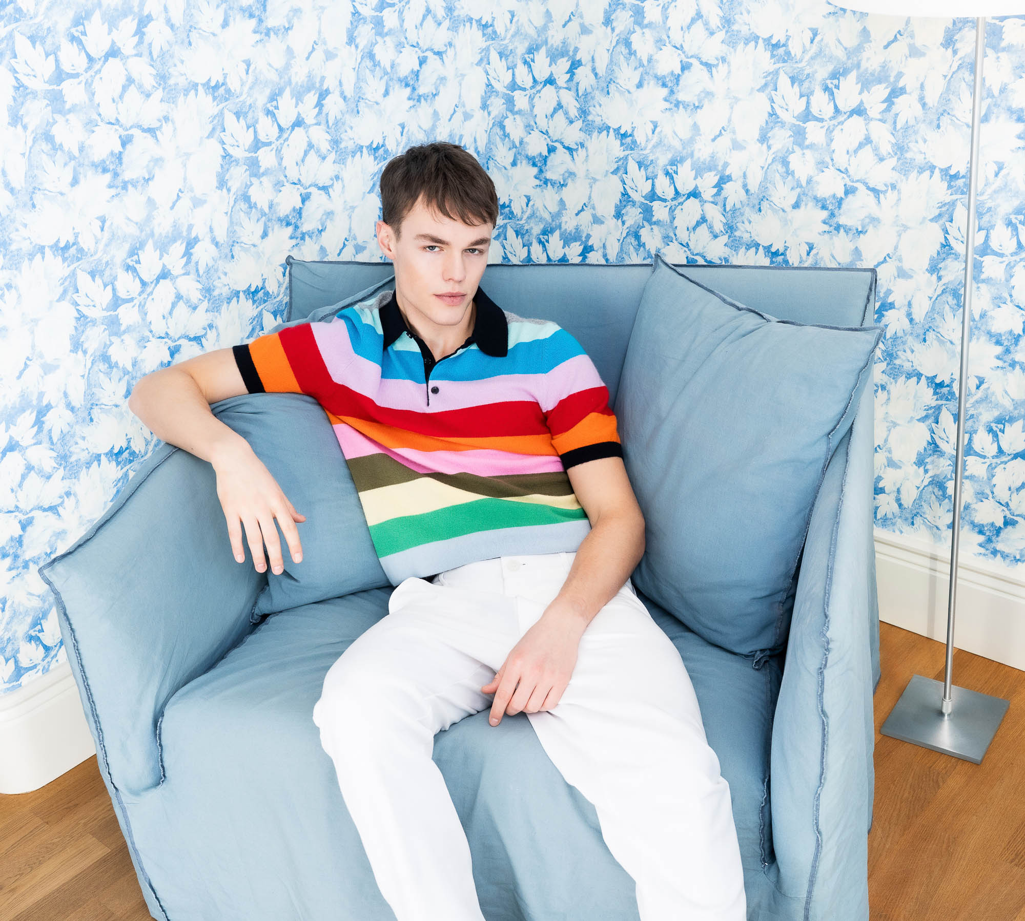 Model in Kaschmir-Polo von Allude mit minimalistischer Herrenmode und klarer Farbgebung