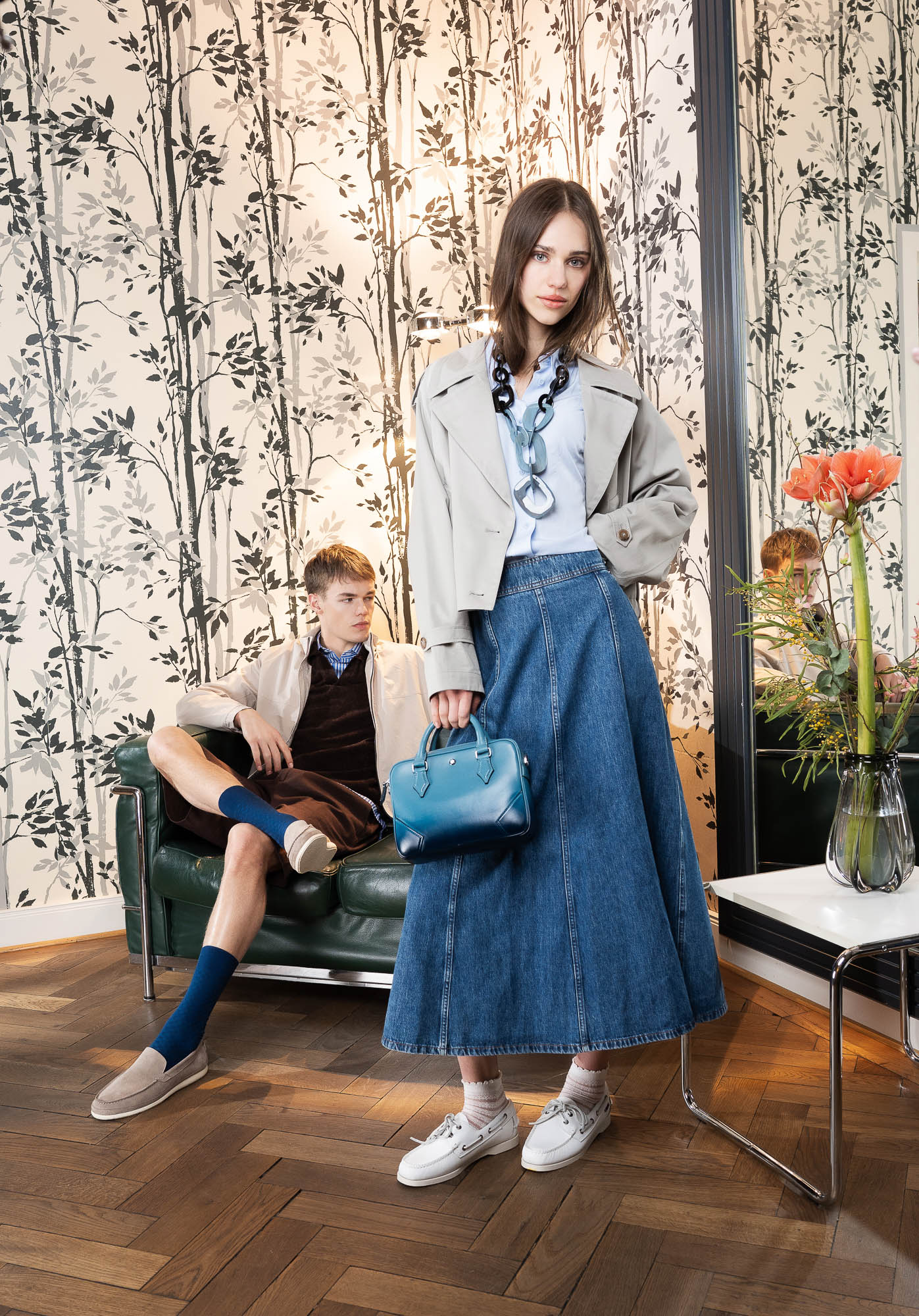 Model in Blouson und Shorts von Bogner sowie Model in Bluse und Jacke von Windsor mit modernem Tailoring