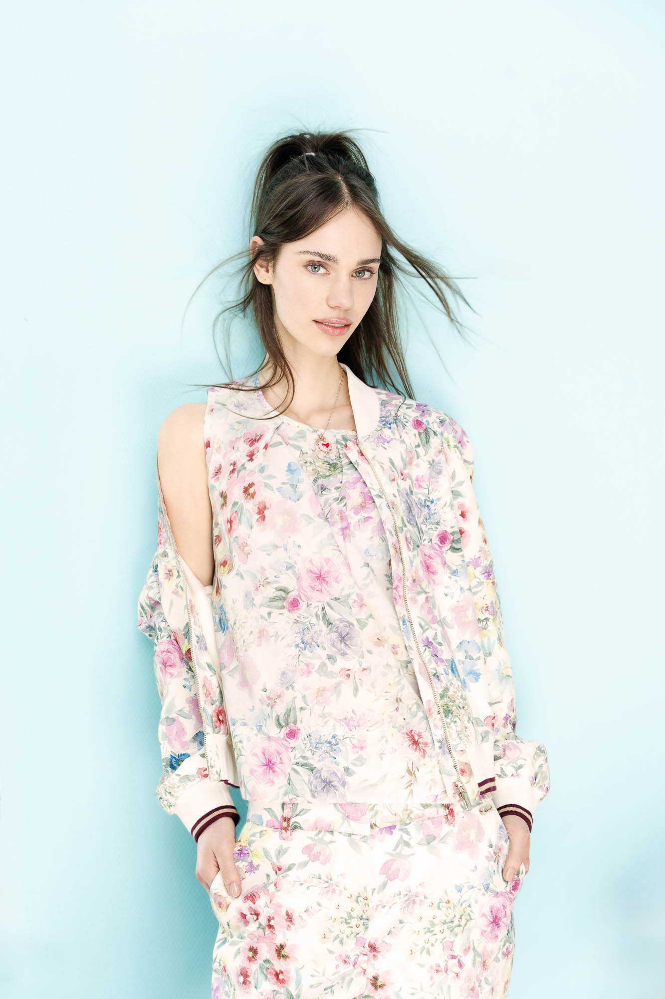 Model in femininem Sommerlook von Luis Trenker mit Statement-Kette und klarer Linienführung