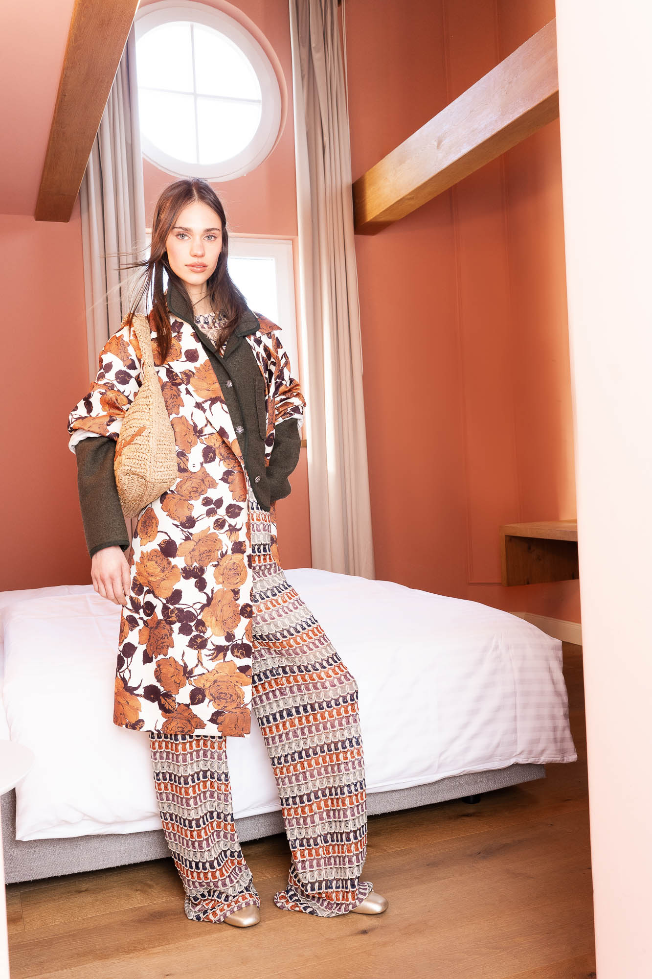 Model in leichtem Mantel von Essential Antwerp mit modernen Sommer-Essentials und femininer Silhouette